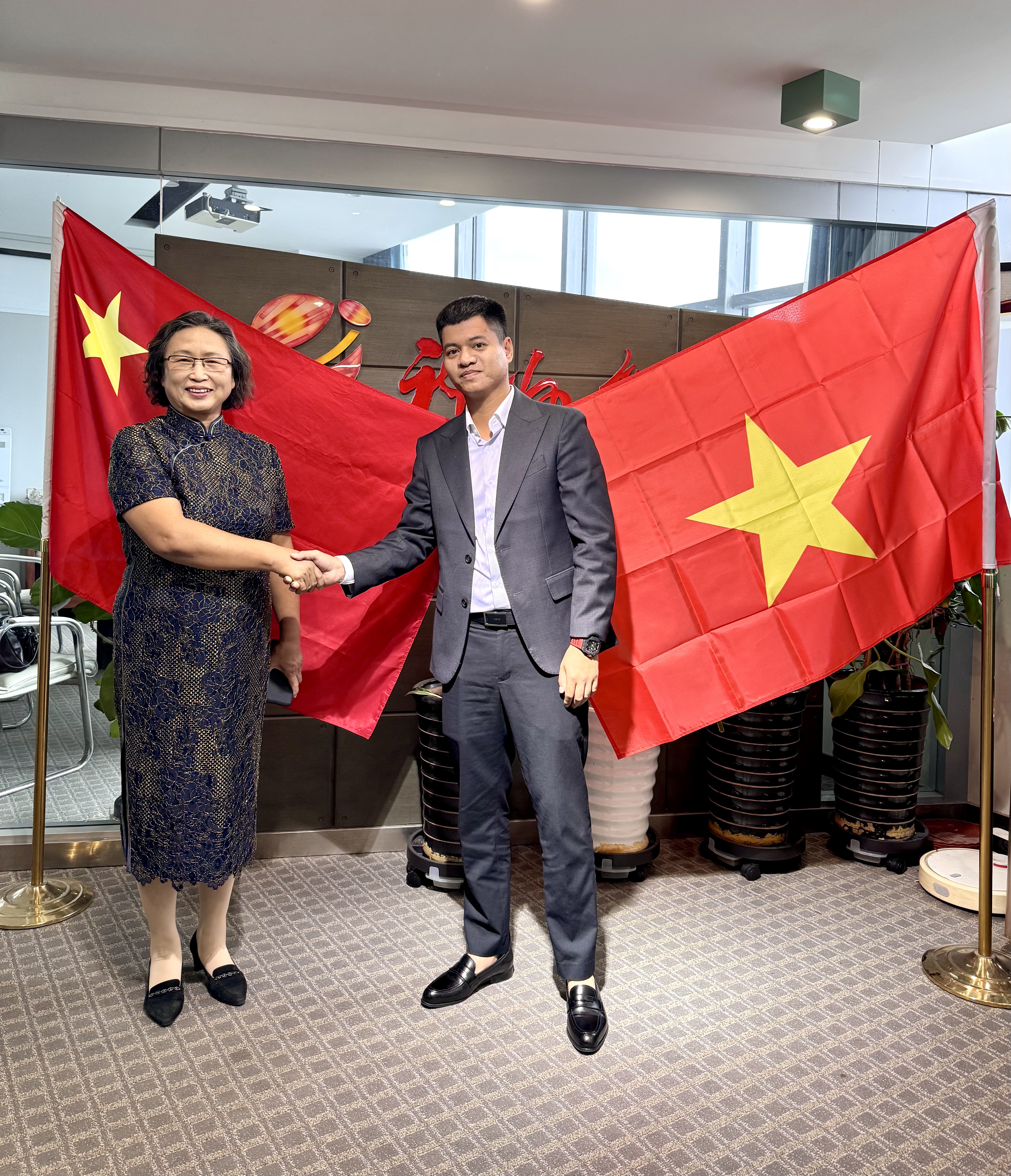 Ban lãnh đạo công ty Hồng Quân D&I thăm và làm việc với tập đoàn Shenzhou tại Trung Quốc